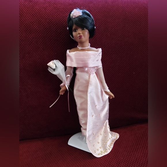 Collectible porcelain doll - Picture 5 of 11